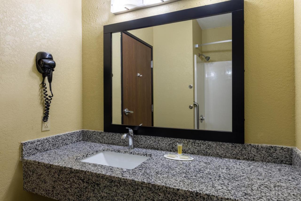 Super 8 By Wyndham Nixa/Springfield Area Hotel Buitenkant foto