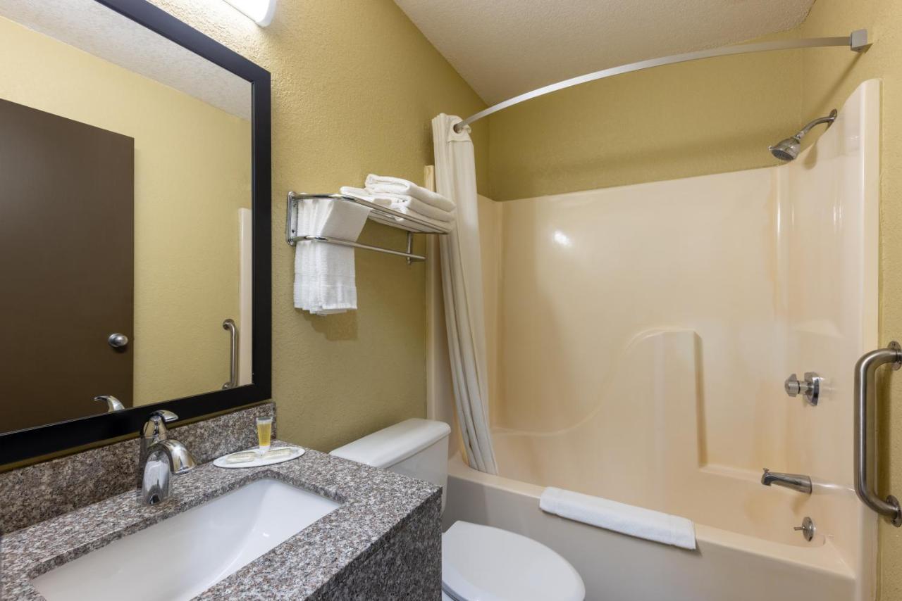 Super 8 By Wyndham Nixa/Springfield Area Hotel Buitenkant foto